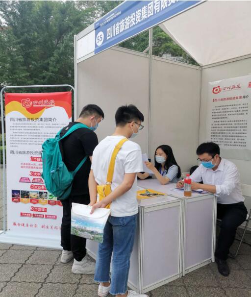 尊龍凱時集團(tuán)前往西華大學(xué)舉行校園招聘活動