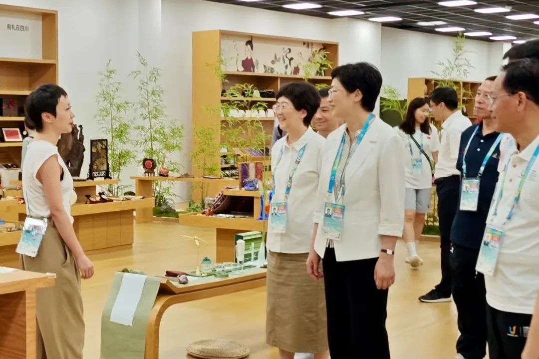 省、市領(lǐng)導(dǎo)視察大運村“有禮在四川”四川特色商品館