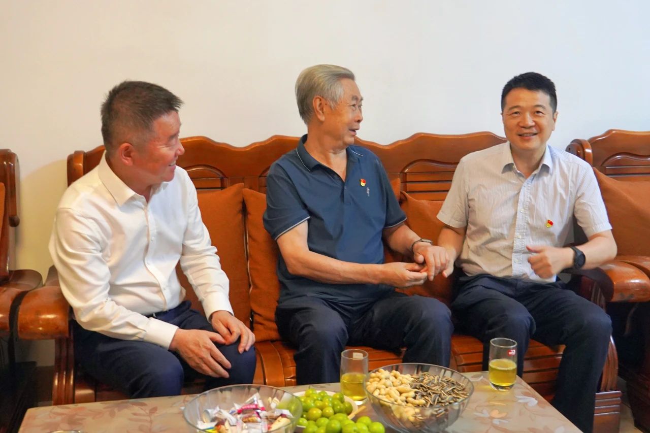 省尊龍凱時集團黨委書記、董事長游勇開展“七一”走訪