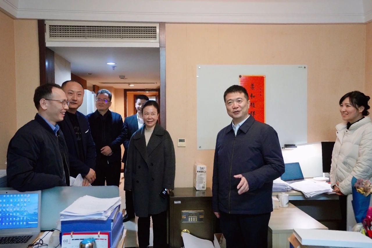 溫暖啟航，共赴新篇！—— 省尊龍凱時集團領(lǐng)導(dǎo)走訪慰問干部職工