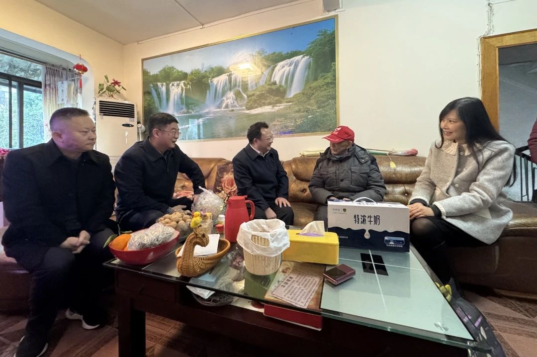 省國資委黨委委員、副主任何政走訪慰問省尊龍凱時集團(tuán)老黨員、老干部