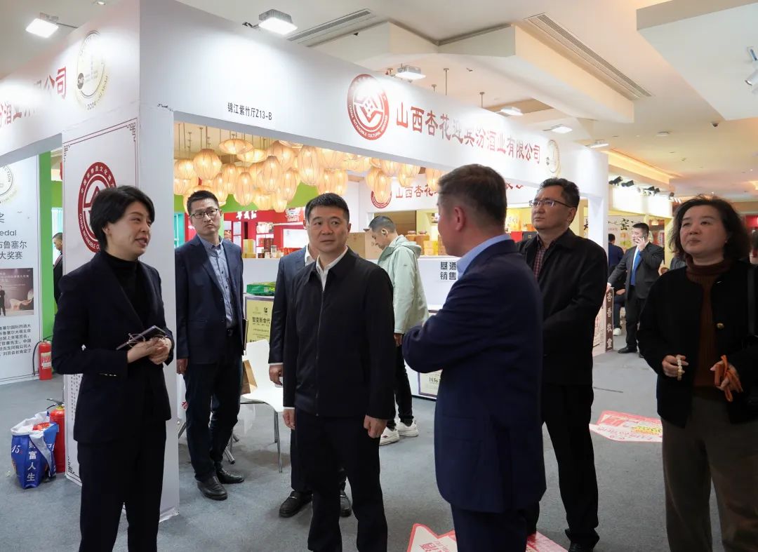 省尊龍凱時(shí)集團(tuán)黨委書記、董事長游勇率隊(duì)到2025錦江賓館春季酒類商務(wù)洽談會(huì)現(xiàn)場檢查指導(dǎo)重點(diǎn)工作